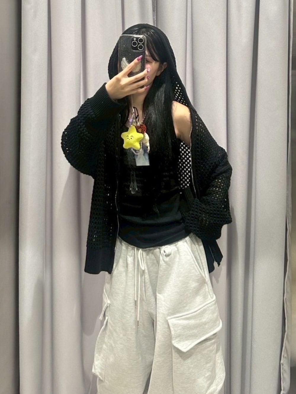 ブラック系のタンクトップ、ブラック系のパーカーを着用したレディースの秋コーディネートの2枚目の写真