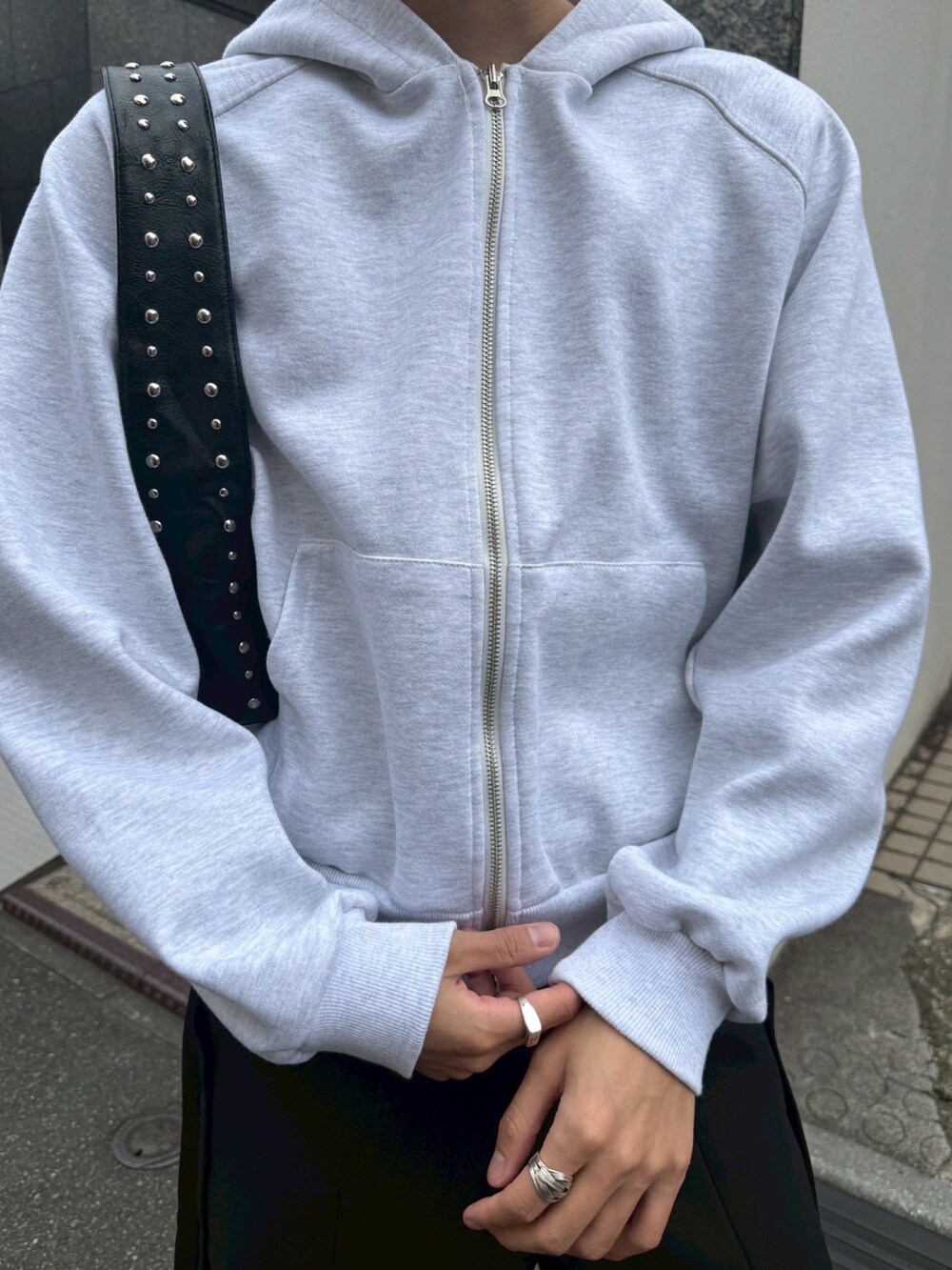 グレー系のパーカーを着用したメンズの秋コーディネートの5枚目の写真