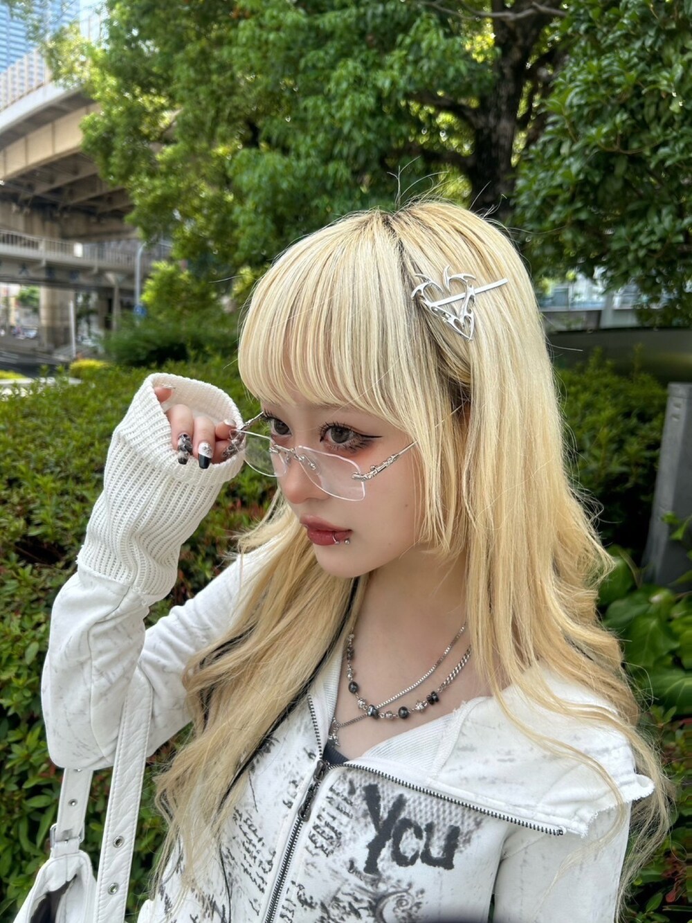 「モノトーンコーデ、モノトーン、お出かけコーデ、初秋コーデ、休日スタイル、フリル、バッグ、パーカー、韓国ファッション、ヘアピン、ホワイト、レッグウォーマー、秋コーデ、ネックレス、オーバーサイズ」｜「Never mind the XU / Chikashitsu+の韓国ファッション XU エックスユー  tribal heart metal hair clip トライバルデザインヘアピン 幾何学模様ヘアピン ハートヘアピン ストリートアクセサリー メタルヘアピン ヘアクリップ 韓国ファッション 韓国ストリート ストリートファッション（ヘアピン、シルバー系）」を使った、Never mind the XU / Chikashitsu+さん（レディース・153cm）の夏コーディネートの4枚目の写真