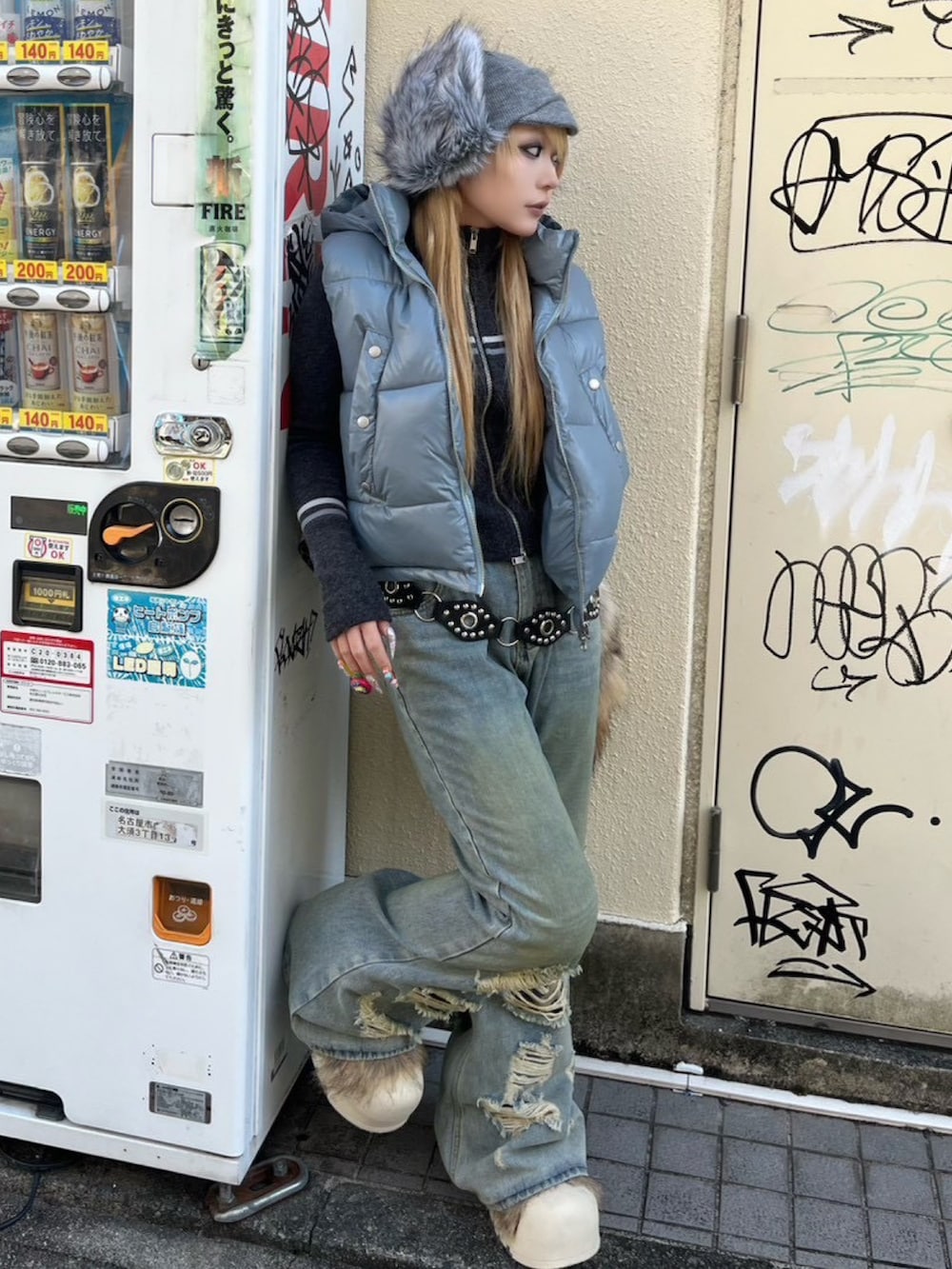 ブルー系のデニムパンツを着用したレディースの冬コーディネートの2枚目の写真