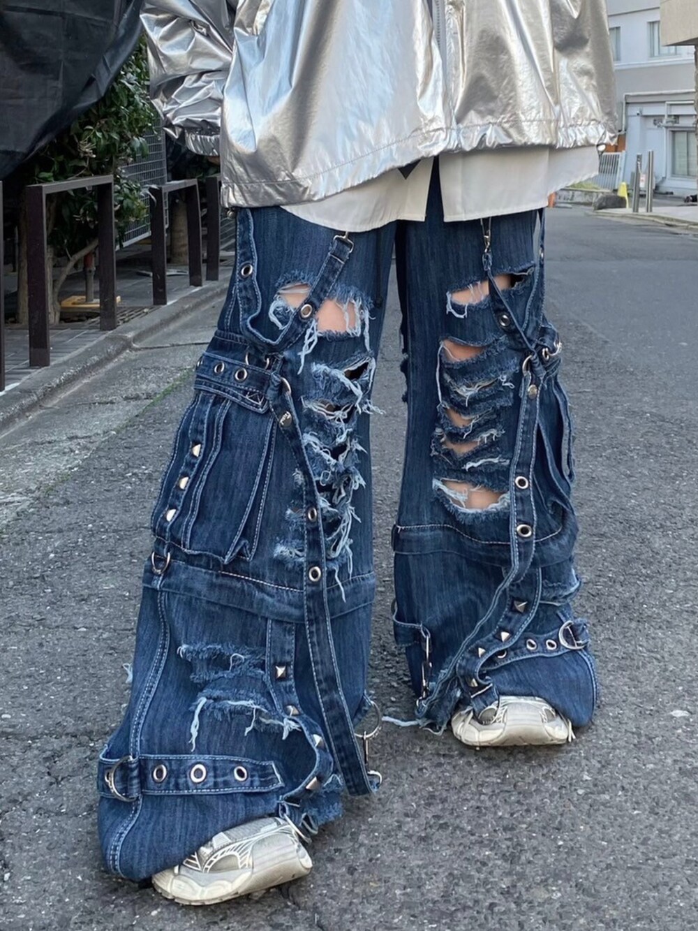 「春服、メンズファッション、今日のコーデ、シルバー、デニム、ダメージデニムパンツ、ワイドデニム、オーバーサイズ、お出かけコーデ、ストリート、ストリートコーデ、スニーカー、スニーカー女子、韓国ブランド、韓国ファッション」｜「FANCY CLUBの韓国ブランド NASTY FANCY CLUB ナスティーファンシークラブ CANDOR NYLON ROPE GYM SACK ジムサック ナイロン ナップサック ミニバッグ リュック 韓国ファッション（バックパック/リュック、グレー系）」を使った、Never mind the XU / Chikashitsu+さん（レディース・157cm）の春コーディネートの3枚目の写真