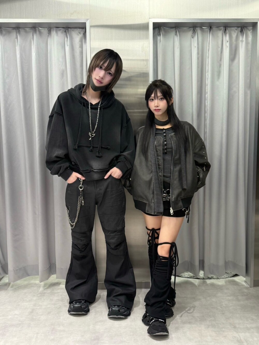 ブラック系のその他パンツ、ブラック系のMA-1、ブラック系のTシャツ/カットソーを着用したメンズの秋コーディネートの2枚目の写真