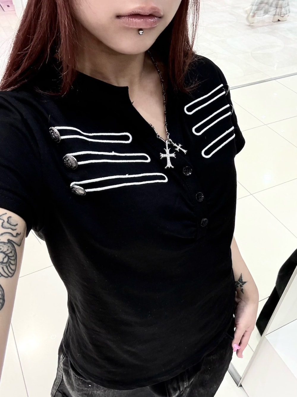 ブラック系のデニムパンツ、ブラック系のTシャツ/カットソー、ブラック系のベルトを着用したレディースの夏コーディネートの2枚目の写真