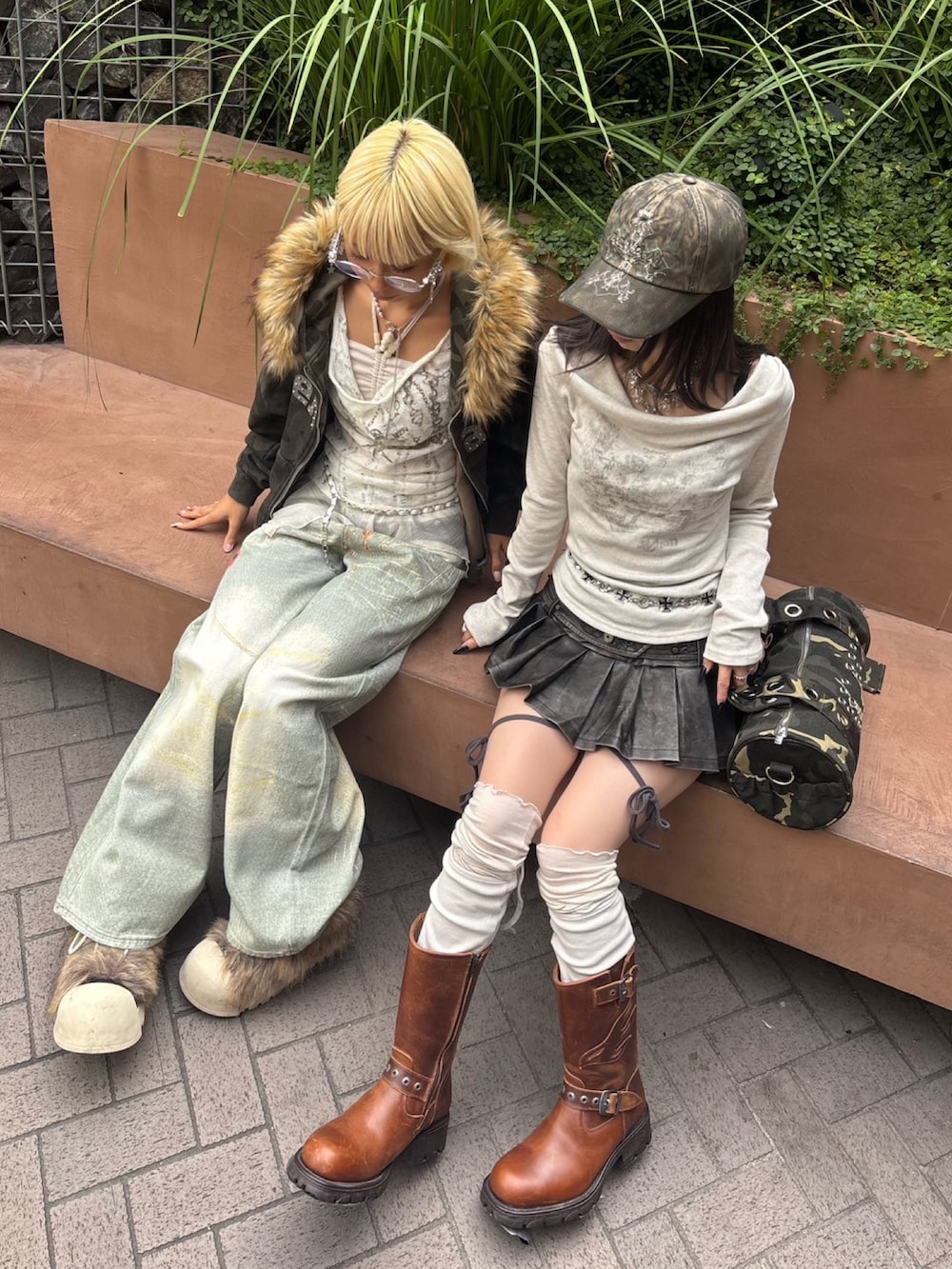 その他のパーカー、ブルー系のデニムパンツ、ベージュ系のブーツを着用したレディースの秋コーディネートの2枚目の写真