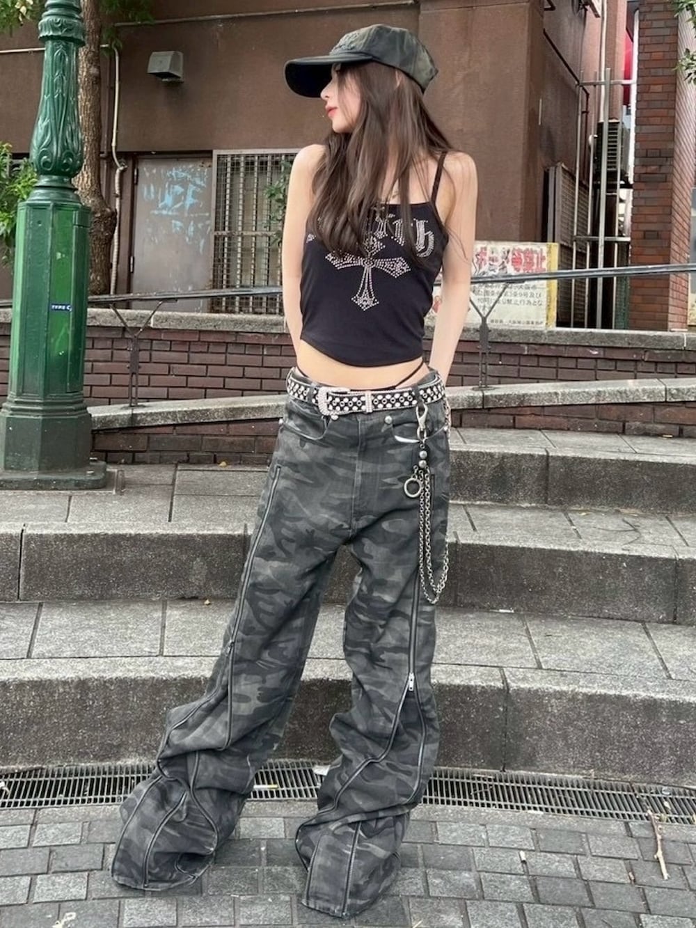 ブラック系のキャミソール、グレー系のデニムパンツ、ブラック系のキャップを着用したレディースの冬コーディネートの2枚目の写真