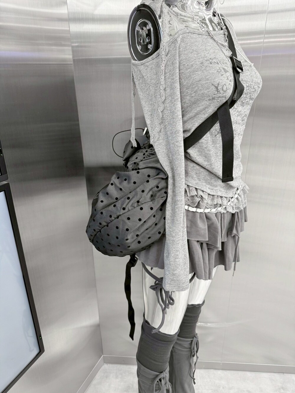 グレー系のバックパック/リュック、グレー系のスカートを着用したレディースの秋コーディネートの3枚目の写真