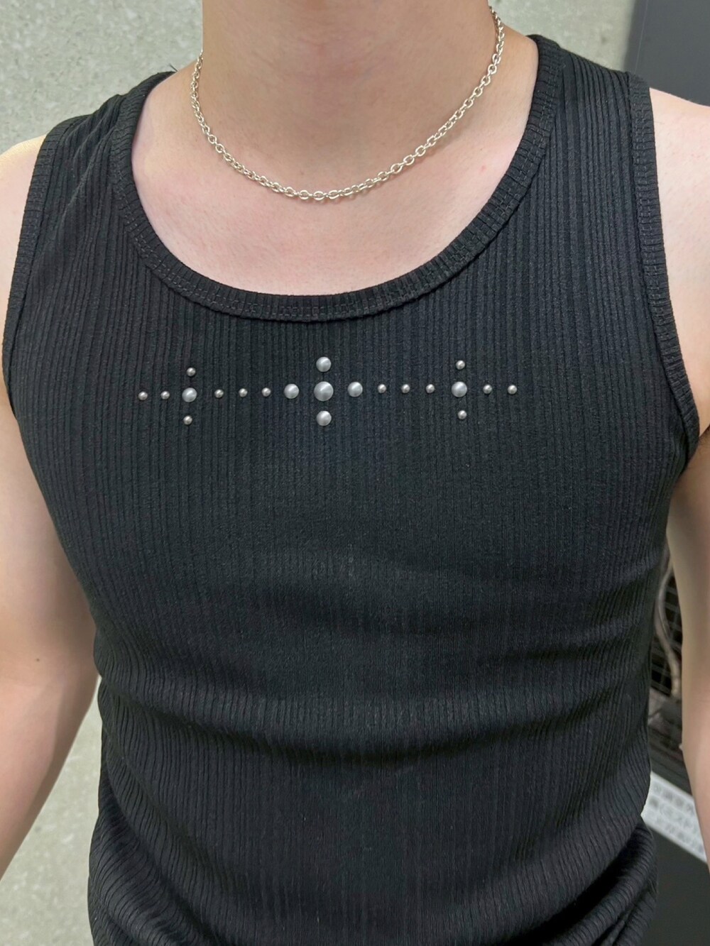 ブラック系のタンクトップを着用したメンズの秋コーディネートの4枚目の写真