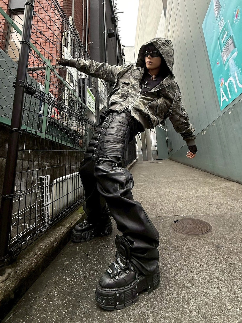 ブラック系のデニムパンツ、グレー系のブルゾンを着用したメンズの冬コーディネートの2枚目の写真