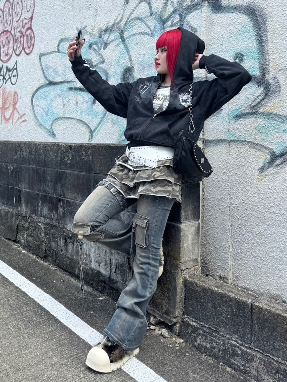 ブラック系のショルダーバッグ、ホワイト系のTシャツ/カットソーを着用したレディースの春コーディネートの4枚目の写真