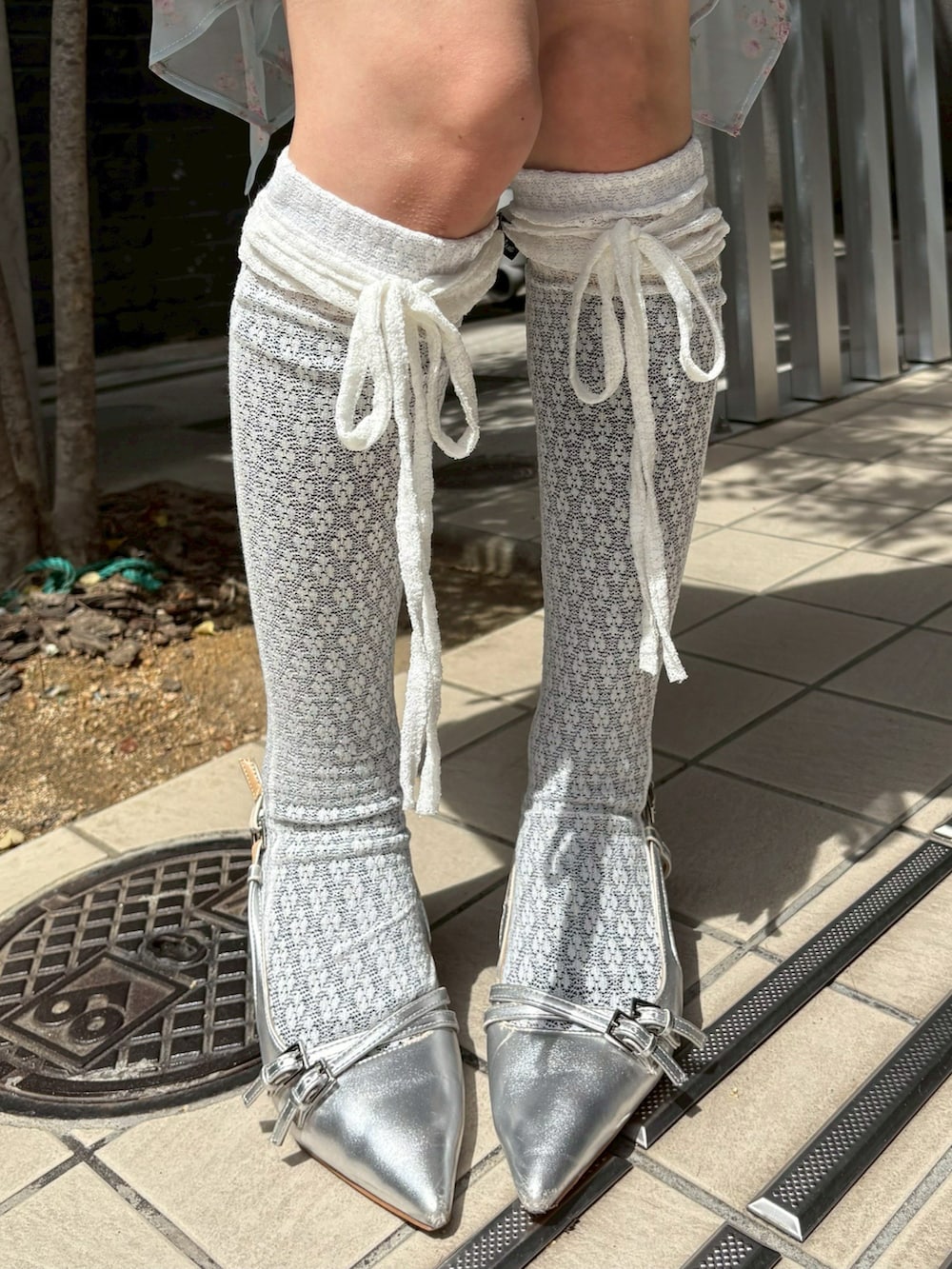 ブルー系のワンピース、シルバー系のネックレス、ホワイト系のソックス/靴下を着用したレディースの春コーディネートの5枚目の写真