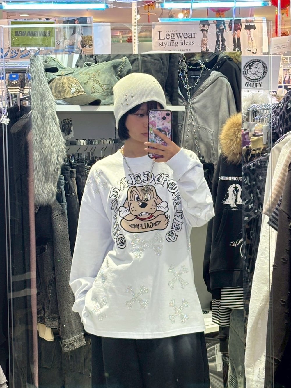 ブラック系のスウェットパンツ、ホワイト系のTシャツ/カットソー、ベージュ系のブーツを着用したレディースの秋コーディネートの2枚目の写真