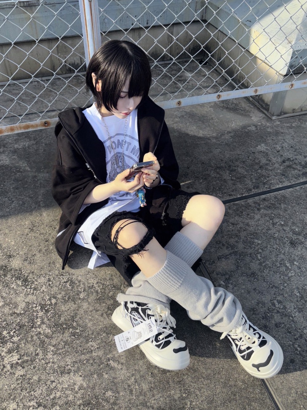 ブラック系のスニーカーを着用したレディースの夏コーディネートの2枚目の写真