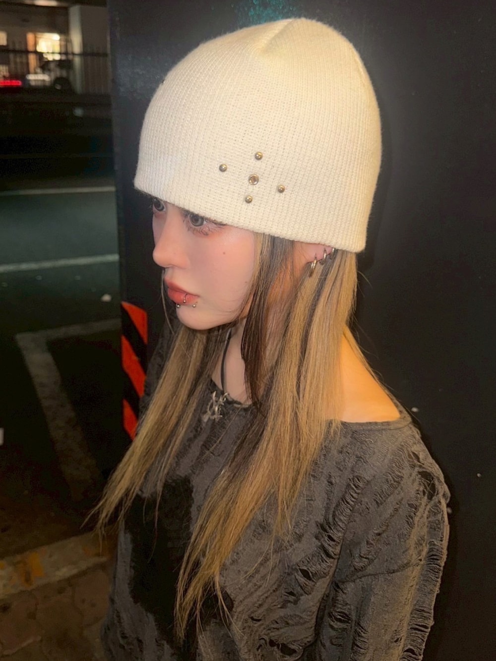 ブラウン系のTシャツ/カットソー、ブルー系のデニムパンツ、ホワイト系のニットキャップ/ビーニーを着用したレディースの夏コーディネートの3枚目の写真