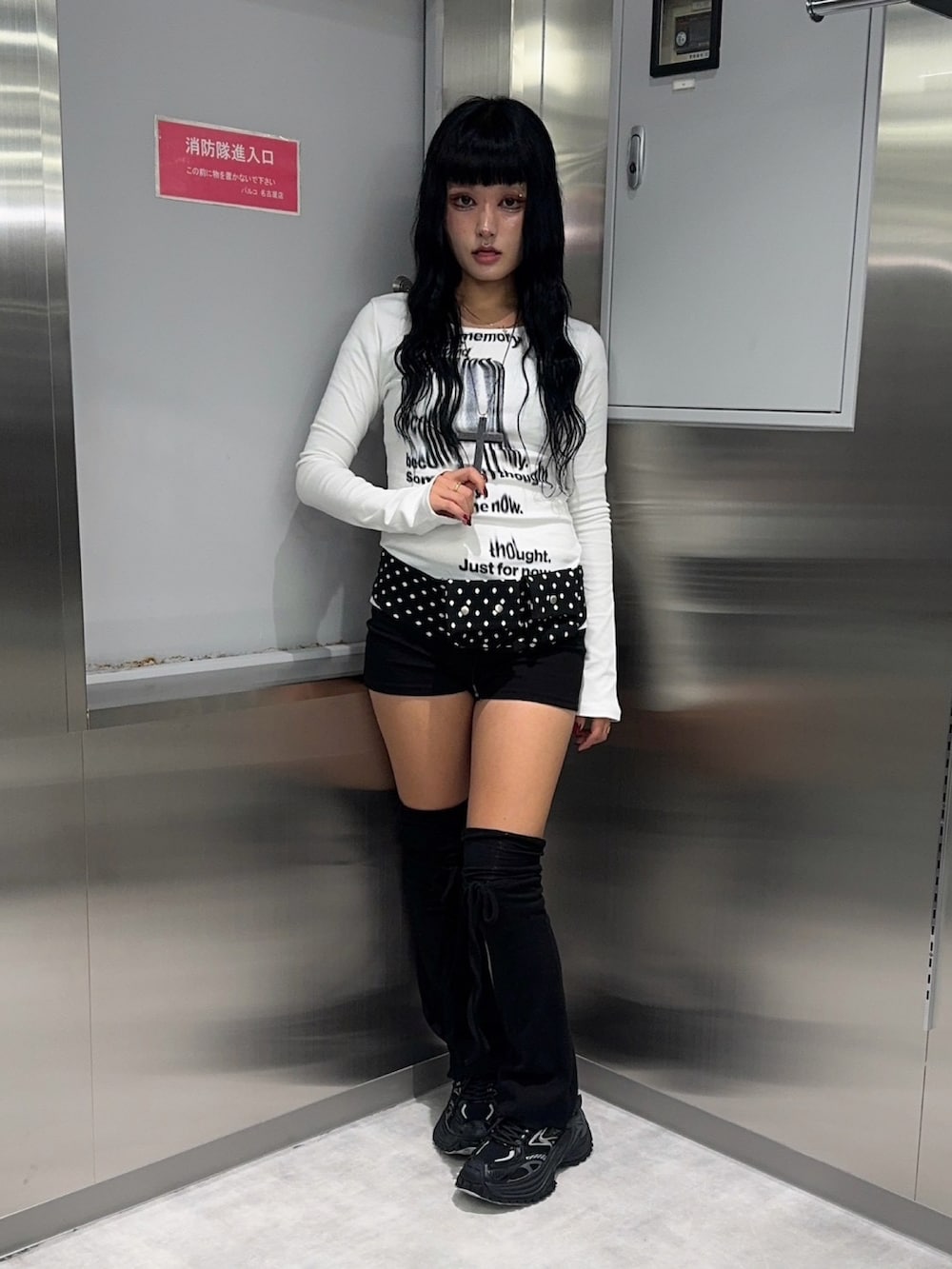 ブラック系のスウェットパンツ、ブラック系のネックレスを着用したレディースの秋コーディネートの3枚目の写真