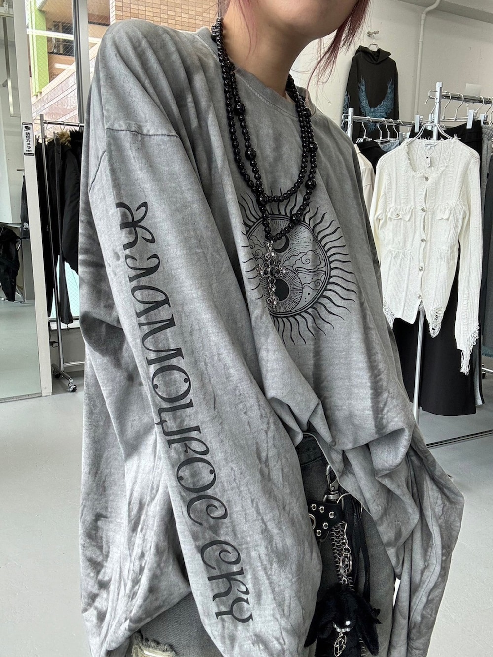 「グレー、ロンT、デニム、デニムパンツ、ダメージデニムパンツ、スニーカー、スニーカーコーデ、ファー、サングラス、マウンテンパーカー、ブルゾン、韓国ファッション、メンズファッション、メンズライク、低身長」｜「FREE WORLD ORDERのストリートファッション FREE WORLD ORDER フリーワールドオーダー F.V.V.O エフブイブイオー×XU エックスユーコラボ XU EXCLUSIVE THICK SOLED BOOTS 厚底シューズ 厚底ファーブーツ ハイカットブーツ ハイカットスニーカー シューズ 靴（ブーツ、ブラック系）」を使った、Never mind the XU / Chikashitsu+さん（レディース・150cm）の秋コーディネートの4枚目の写真