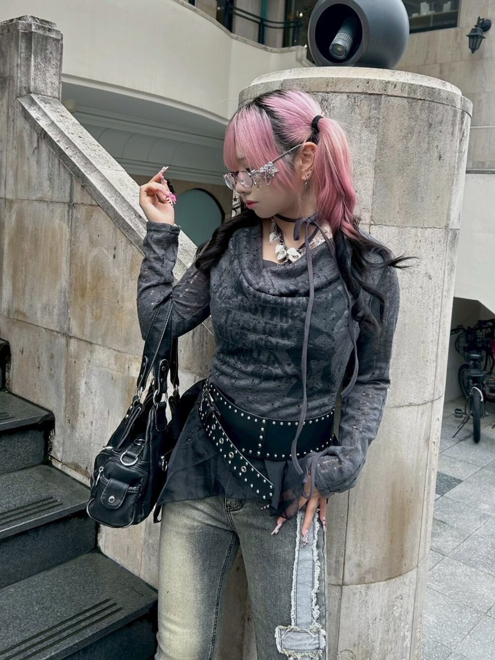 ブラック系のショルダーバッグを着用したレディースの冬コーディネートの4枚目の写真