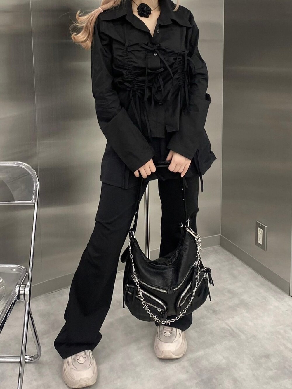 ブラック系のシャツ/ブラウス、ブラック系のショルダーバッグ、ブラック系のキャップを着用したレディースの夏コーディネートの4枚目の写真