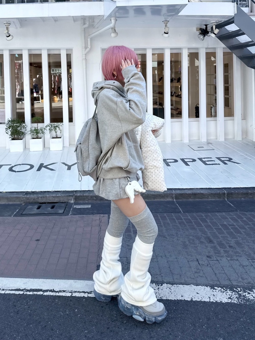 グレー系のバックパック/リュック、ホワイト系のキーホルダー、ホワイト系のキーホルダーを着用したレディースの冬コーディネートの3枚目の写真