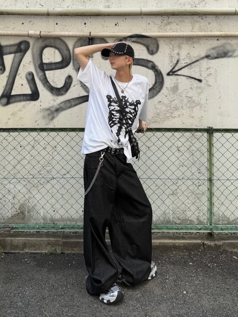 ホワイト系のTシャツ/カットソー、ブラック系のキャップを着用したメンズの冬コーディネートの2枚目の写真