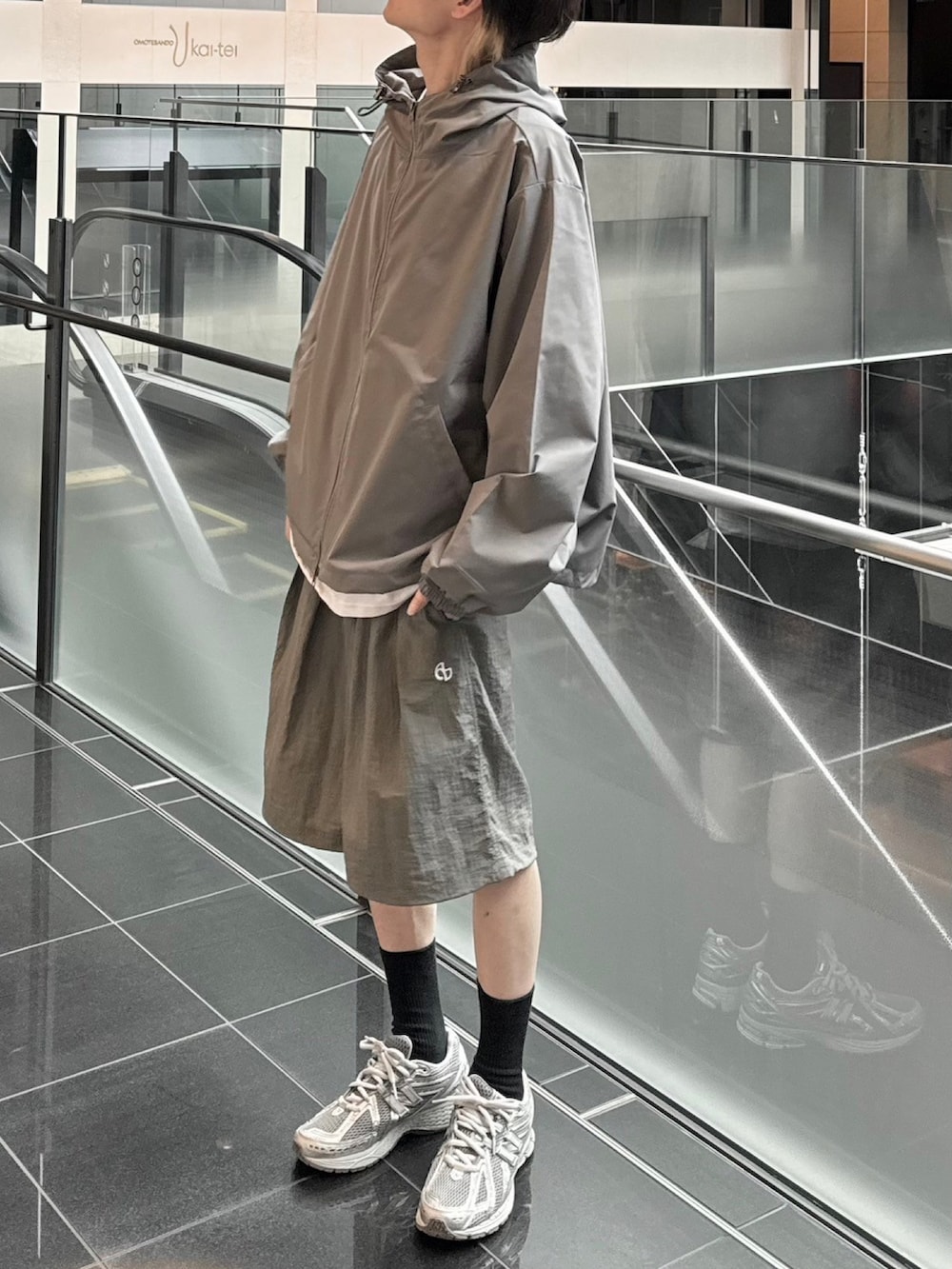 ホワイト系のTシャツ/カットソー、グレー系のブルゾンを着用したメンズの春コーディネートの2枚目の写真