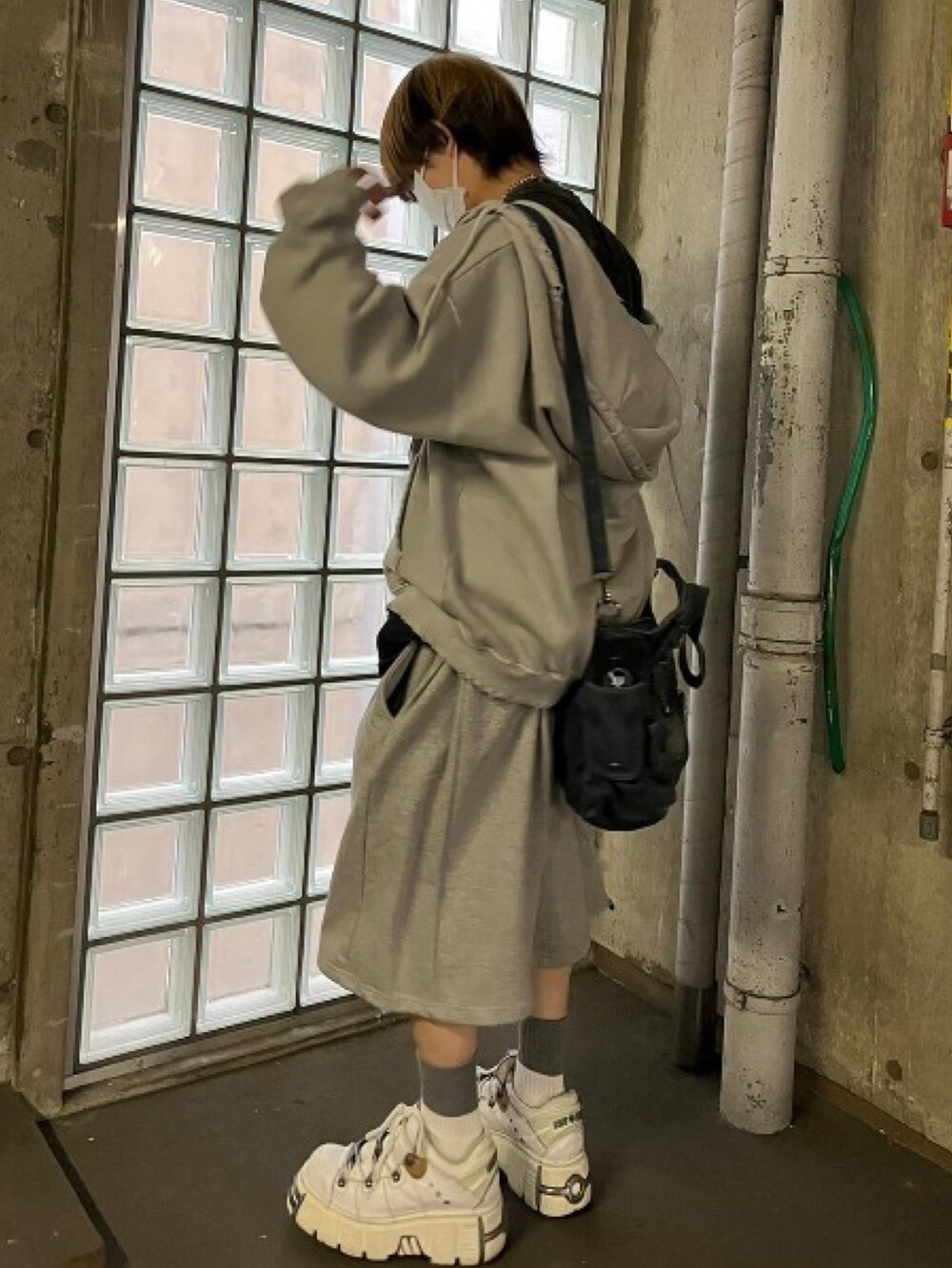 グレー系のパーカーを着用したメンズの秋コーディネートの4枚目の写真