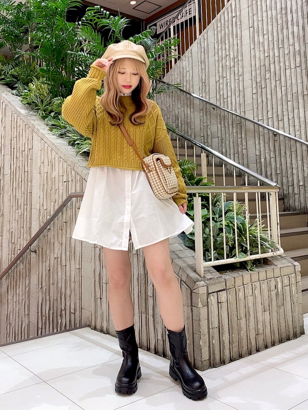 「ケーブルニット、ショートブーツ、キャスケット、休日スタイル、プチプラコーデ、イエローコーデ、秋冬コーデ、ニットコーデ、ボリューム袖」｜「WEGOのWEGO/2WAYパッチワークニット（ニット/セーター、イエロー系）」を使った、유리키(ゆりき)さん（レディース・155cm）の秋コーディネートの2枚目の写真