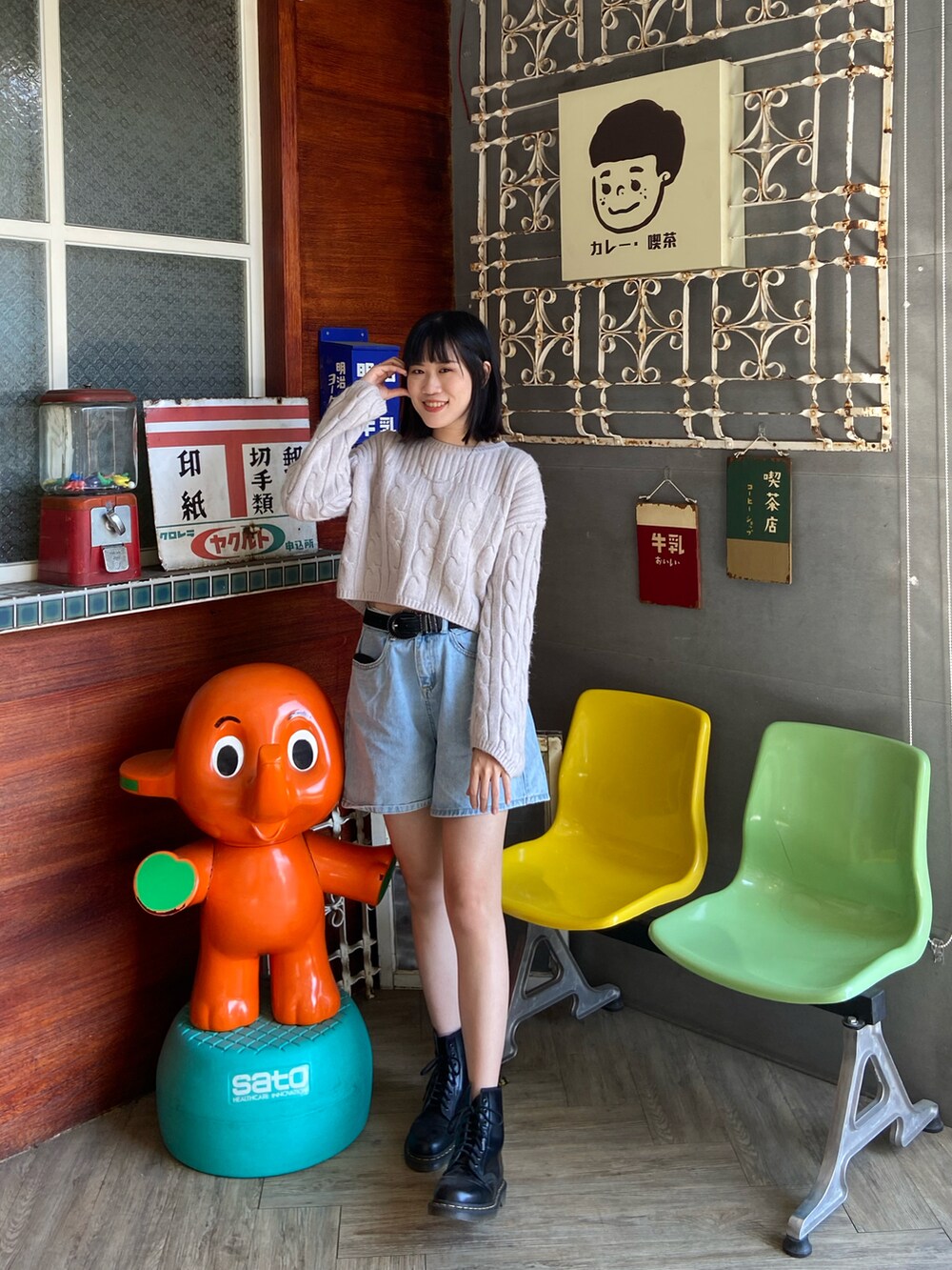 ブラック系のブーツを着用したレディースの冬コーディネートの2枚目の写真