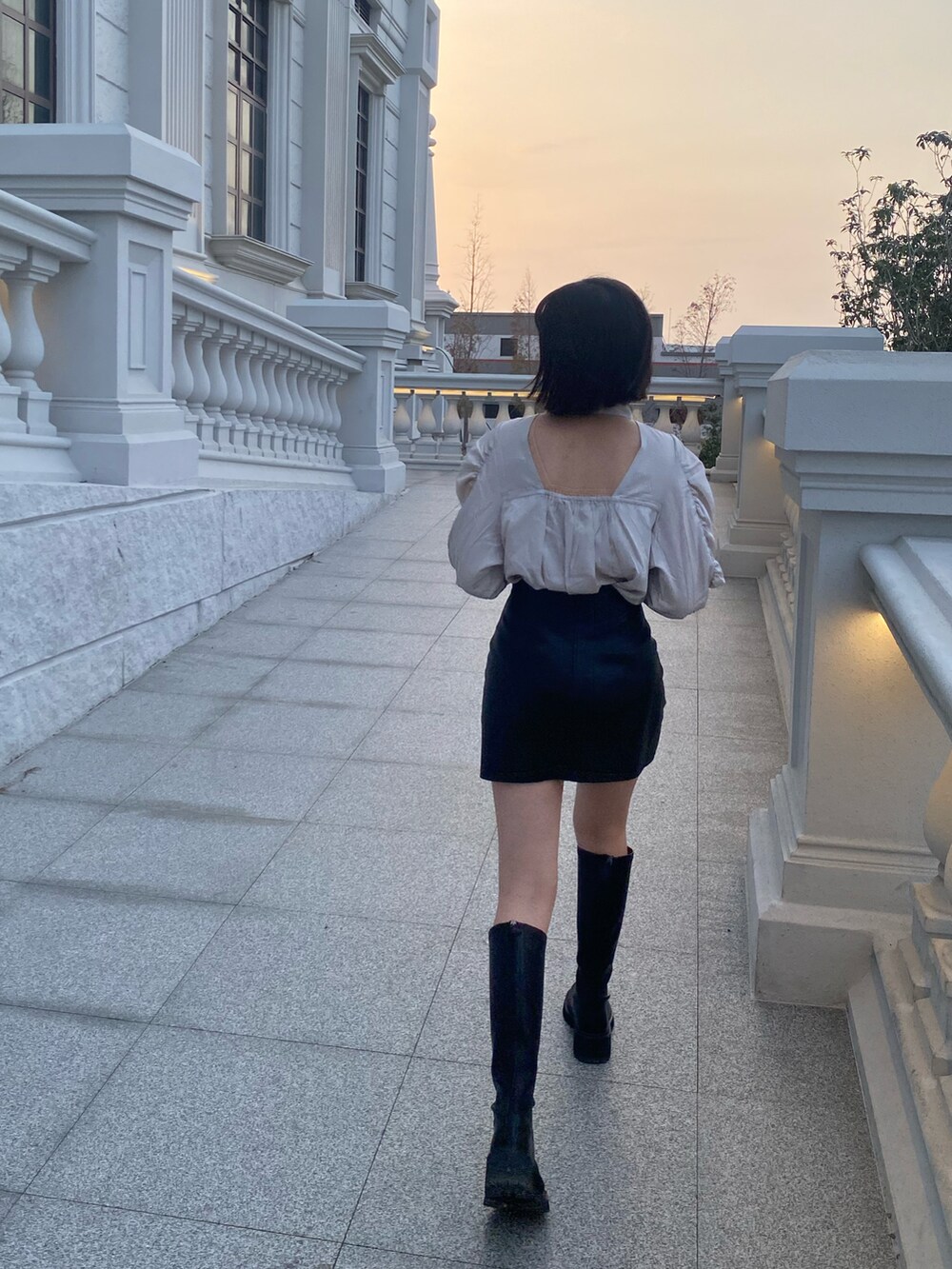 ベージュ系のシャツ/ブラウス、ブラック系のブーツ、ブラック系のスカートを着用したレディースの冬コーディネートの2枚目の写真