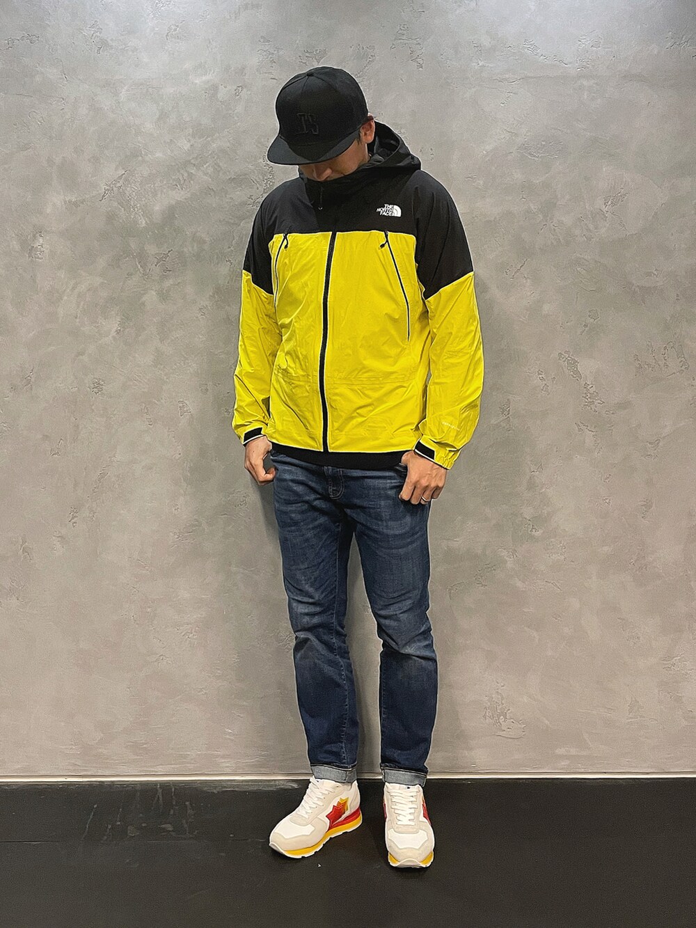 ホワイト系のスニーカーを着用したメンズの春コーディネートの2枚目の写真