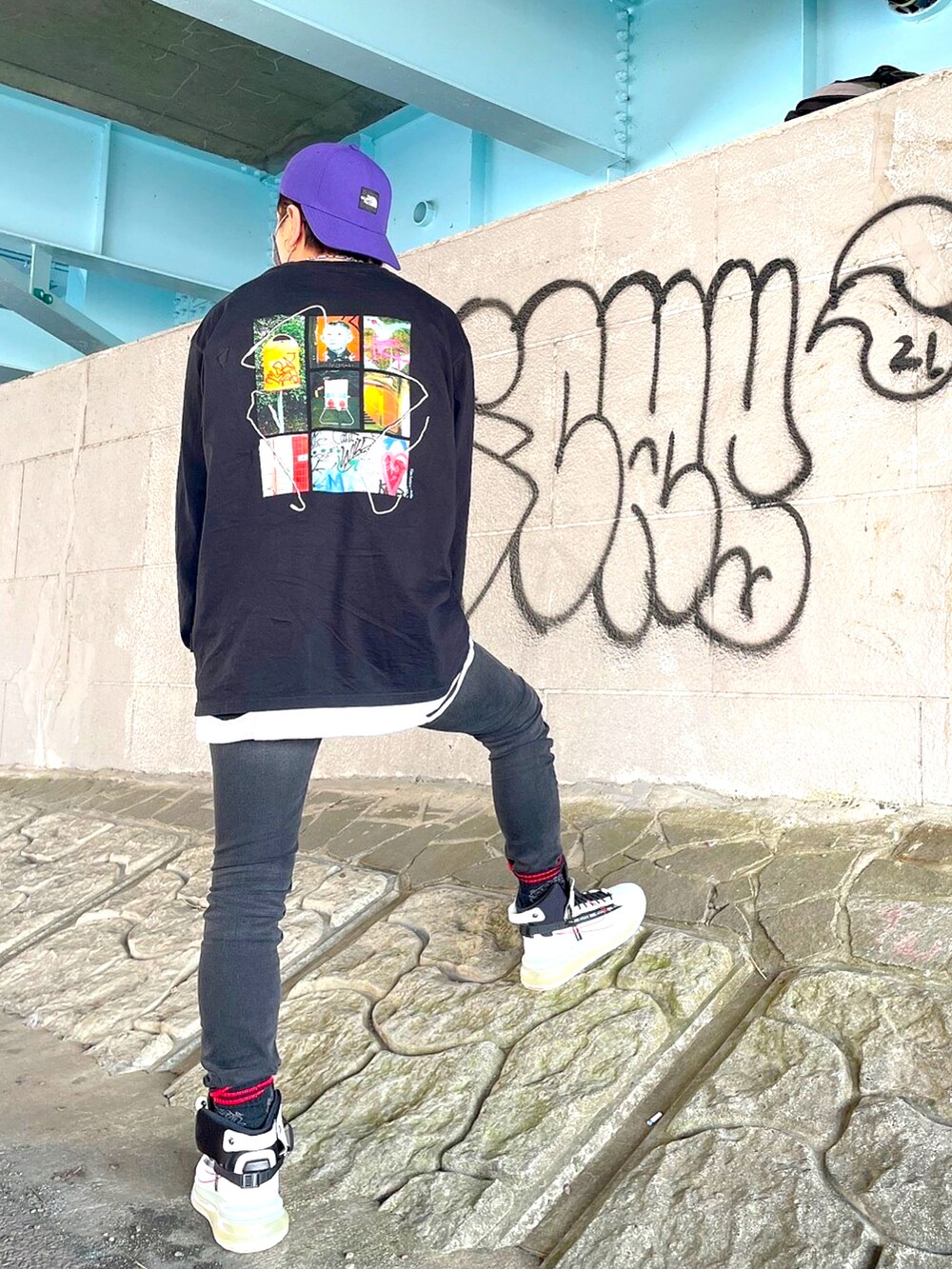 ブラック系のTシャツ/カットソー、ホワイト系のスニーカー、パープル系のキャップを着用したメンズの春コーディネートの3枚目の写真