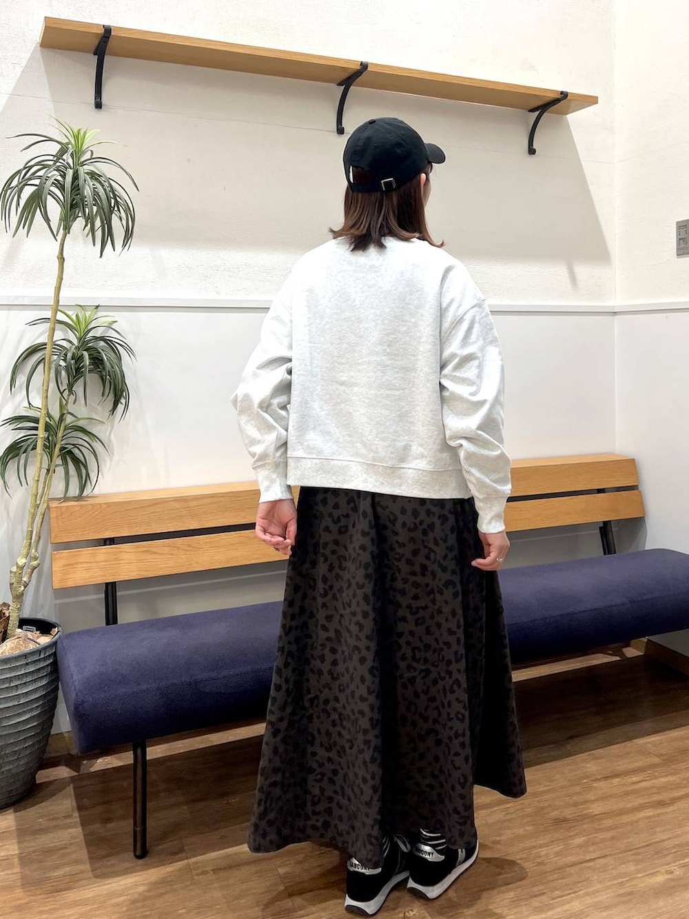 グレー系のスウェット、その他のスカートを着用したレディースの春コーディネートの3枚目の写真