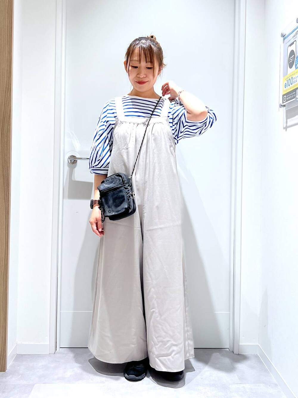 「カジュアル、リラックス、体型カバー、GLOBAL WORK、まちがいない服_GLOBAL WORK、サロペット、Tシャツ」｜「GLOBAL WORKのリッチクリーン袖ねじり6分袖/289400（Tシャツ/カットソー、ブルー系）」を使った、manayan0602さん（レディース・158cm）の春コーディネートの5枚目の写真