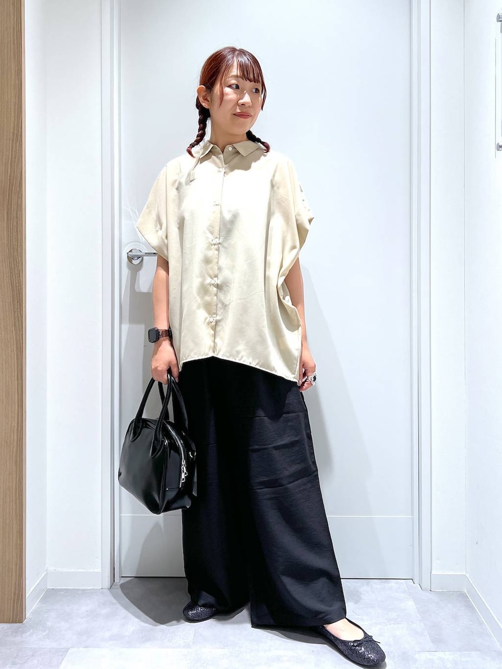 「リラックス、体型カバー、GLOBAL WORK、まちがいない服_GLOBAL WORK、きれいめ、ブラウス、ワイドパンツ、夏コーデ」｜「GLOBAL WORKのスペ軽2WAYスクエアボストン/252305（ボストンバッグ、ブラック系）」を使った、manayan0602さん（レディース・158cm）の夏コーディネートの5枚目の写真