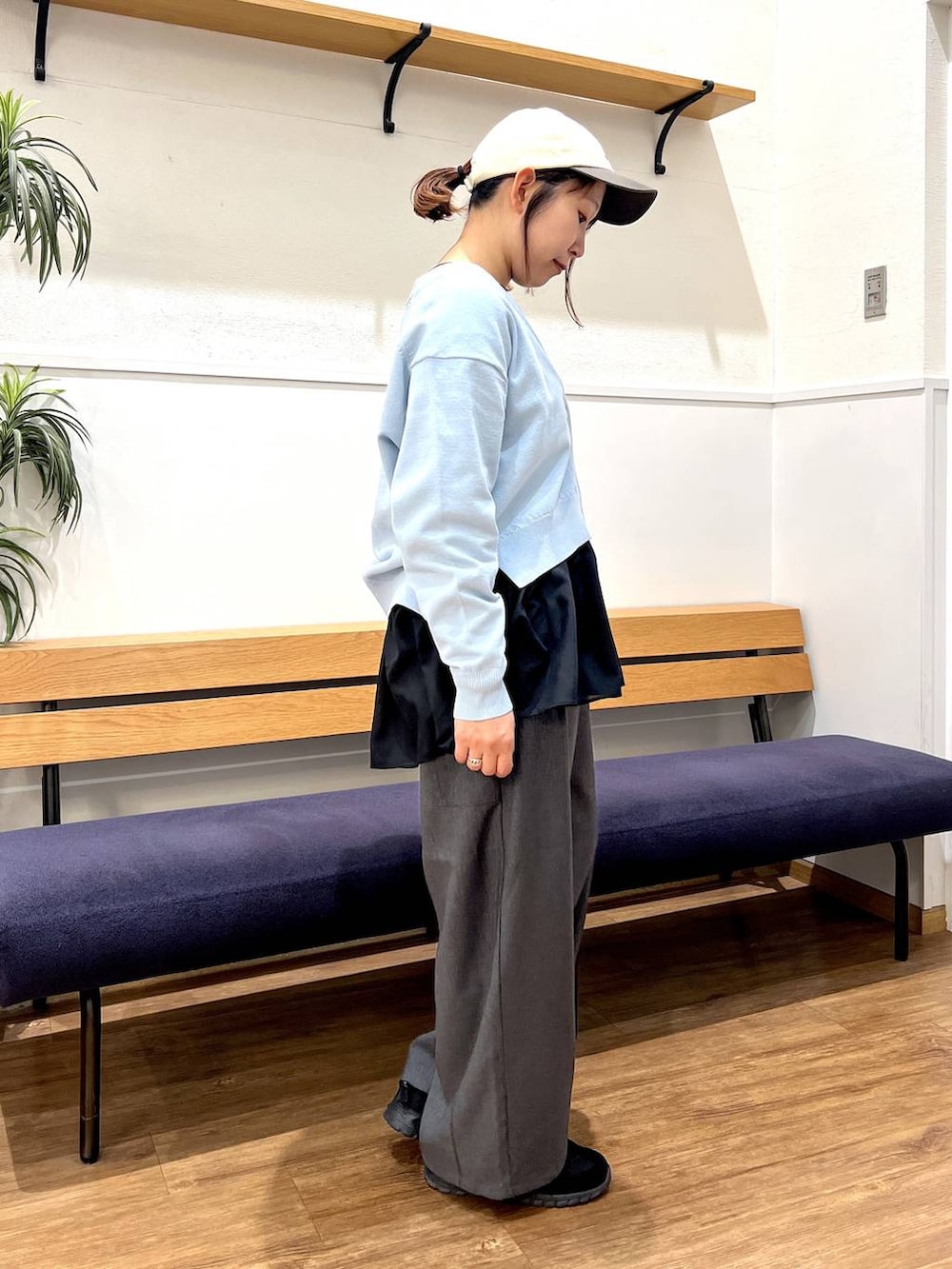 ブラック系のTシャツ/カットソー、ブルー系のカーディガン/ボレロ、グレー系のその他パンツを着用したレディースの春コーディネートの2枚目の写真