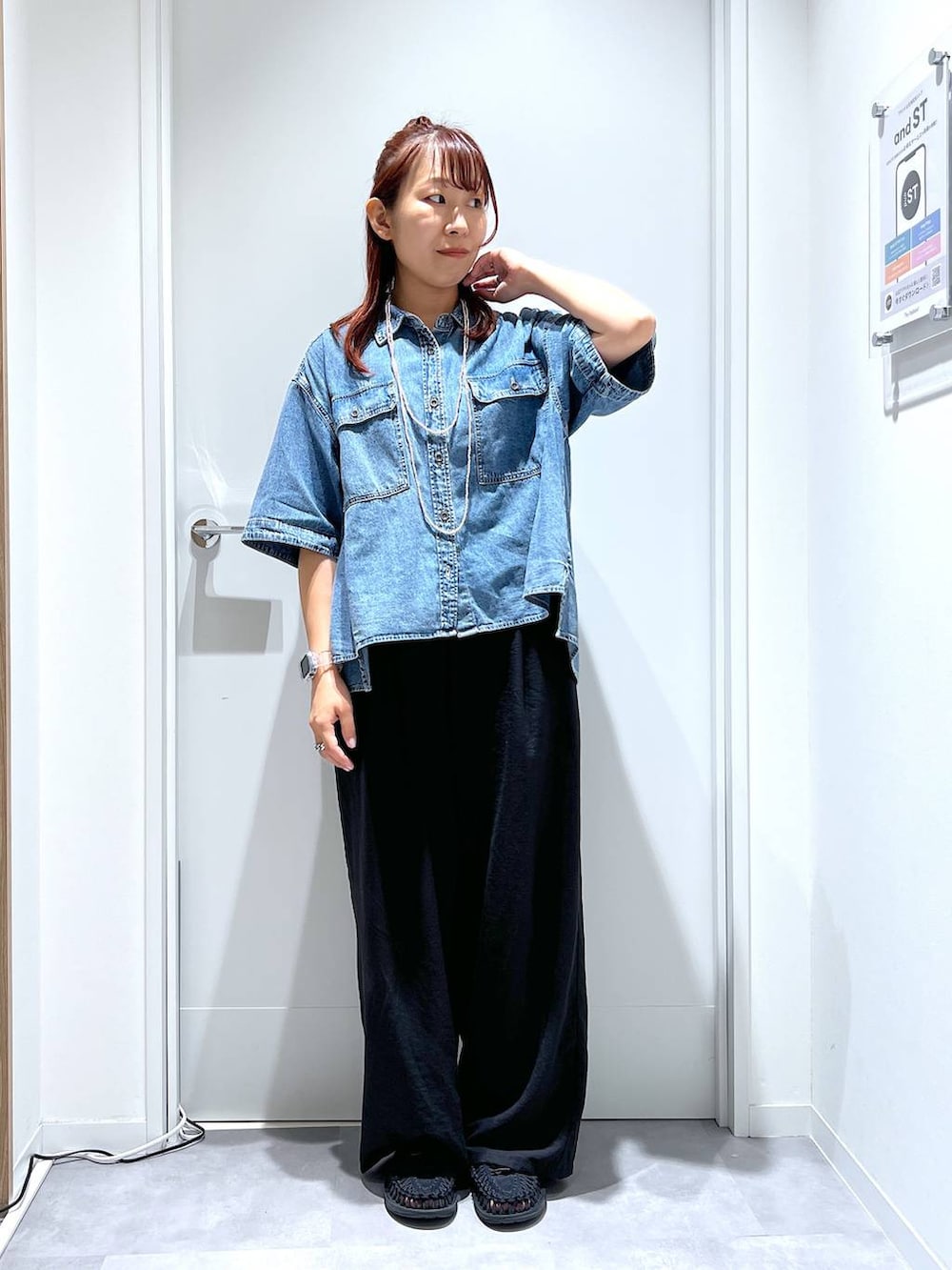 「体型カバー、GLOBAL WORK、GOOD DENIM_GLOBAL WORK、デニムシャツ、ワイドパンツ、カジュアル、リラックス、まちがいない服_GLOBAL WORK」｜「GLOBAL WORKのGOODデニムシャツ半袖/288639（シャツ/ブラウス、ブルー系）」を使った、manayan0602さん（レディース・158cm）の夏コーディネートの5枚目の写真
