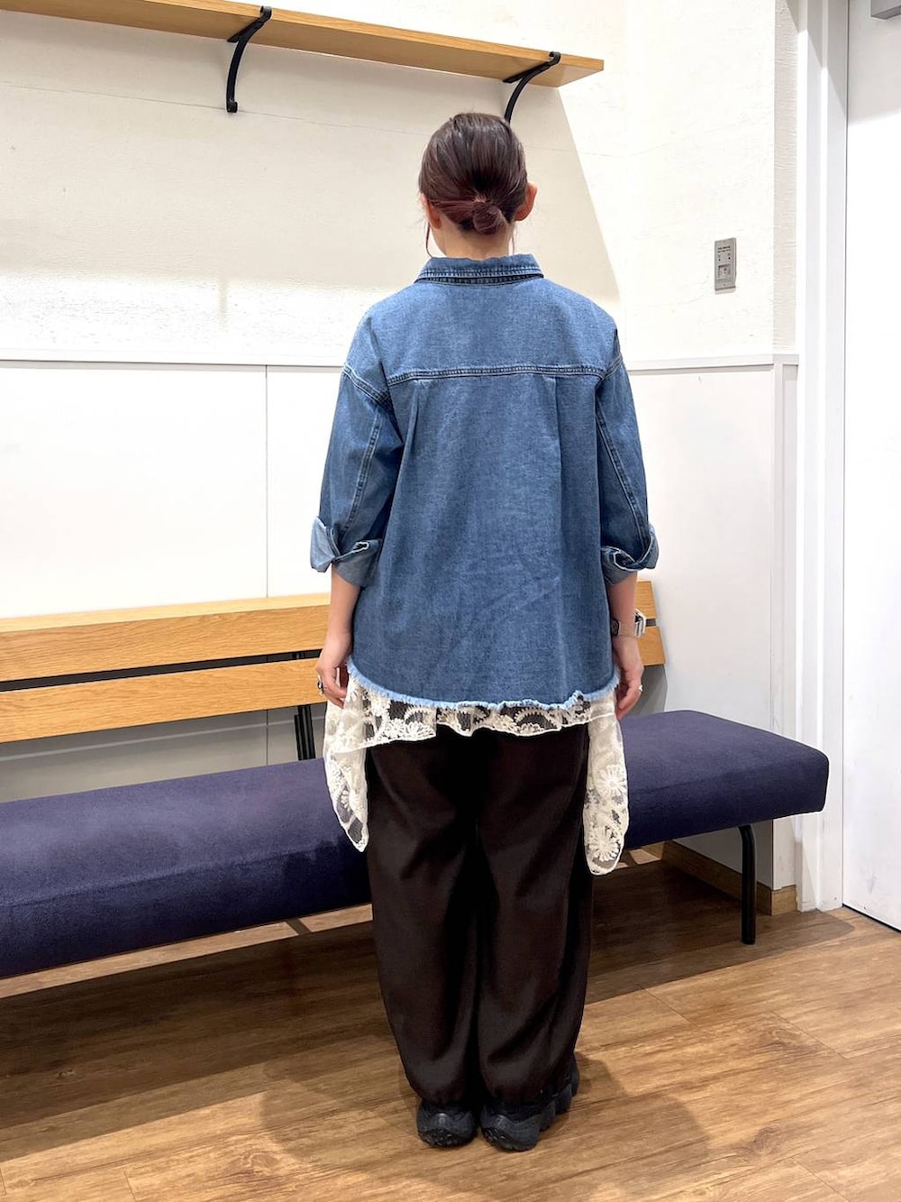 ホワイト系のその他トップス、ブルー系のシャツ/ブラウス、ブラウン系のその他パンツを着用したレディースの春コーディネートの3枚目の写真