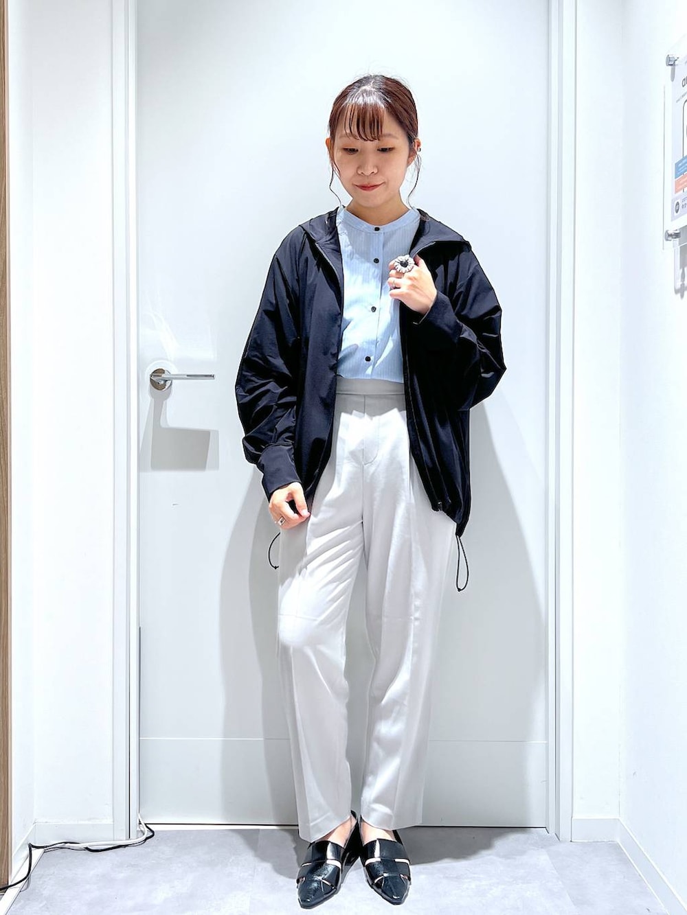 「リラックス、体型カバー、GLOBAL WORK、まちがいない服_GLOBAL WORK、きれいめカジュアル、おでかけ、接触冷感、遮熱、パーカー、ウツクシルエット_GLOBAL WORK、テーパードパンツ、夏コーデ」｜「GLOBAL WORKのイージーケアリネンフリルブラウス/288652（シャツ/ブラウス、ブルー系）」を使った、manayan0602さん（レディース・158cm）の夏コーディネートの5枚目の写真