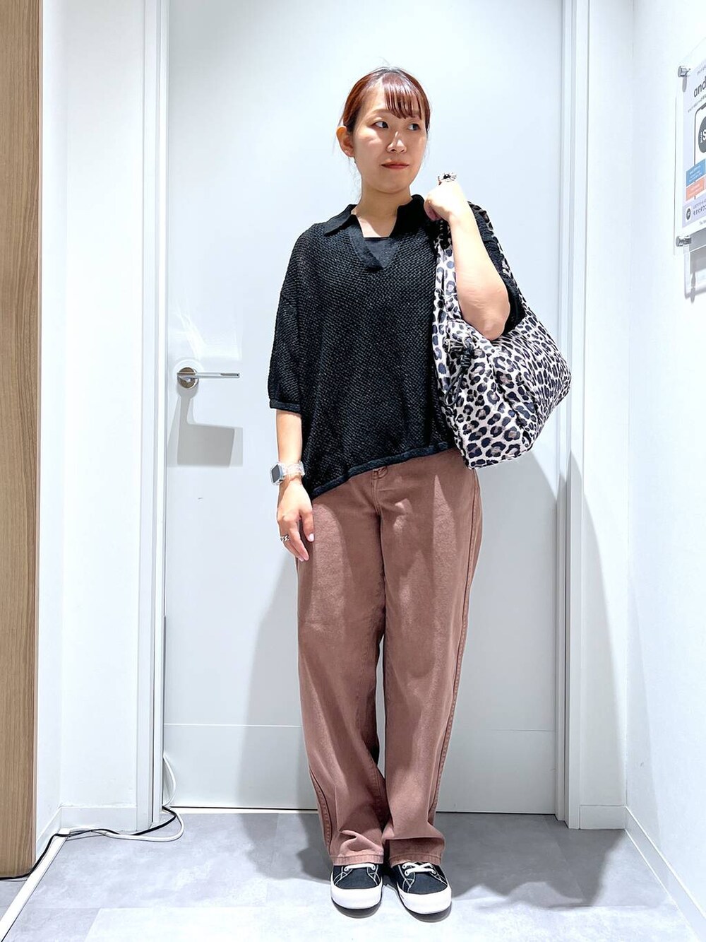 その他のトートバッグ、ブラウン系のデニムパンツ、ブラック系のニット/セーターを着用したレディースの夏コーディネートの5枚目の写真