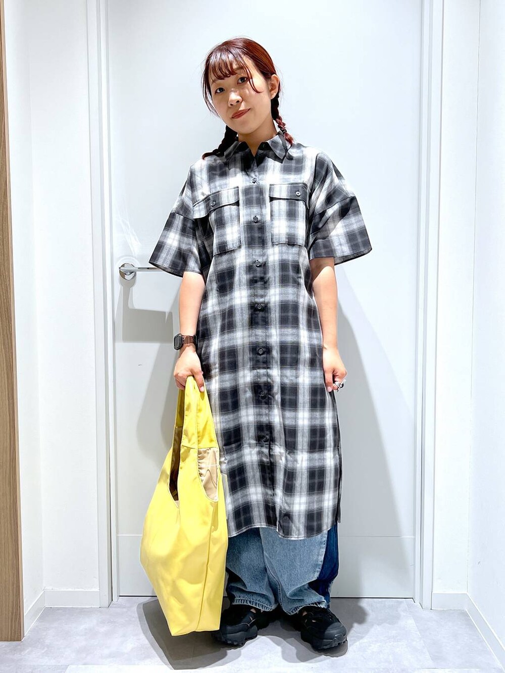 「カジュアル、リラックス、体型カバー、GLOBAL WORK、まちがいない服_GLOBAL WORK、ワンピース、デニムパンツ、レイヤードスタイル」｜「GLOBAL WORKの着丈選べるリネンワンピース半袖/321404（ワンピース、ブラック系）」を使った、manayan0602さん（レディース・158cm）の夏コーディネートの5枚目の写真