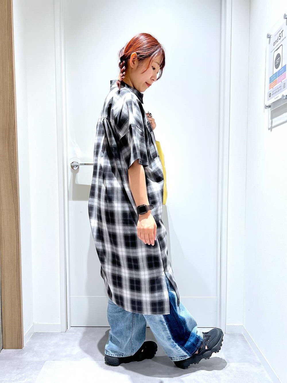 「カジュアル、リラックス、体型カバー、GLOBAL WORK、まちがいない服_GLOBAL WORK、ワンピース、デニムパンツ、レイヤードスタイル」｜「GLOBAL WORKの着丈選べるリネンワンピース半袖/321404（ワンピース、ブラック系）」を使った、manayan0602さん（レディース・158cm）の夏コーディネートの2枚目の写真