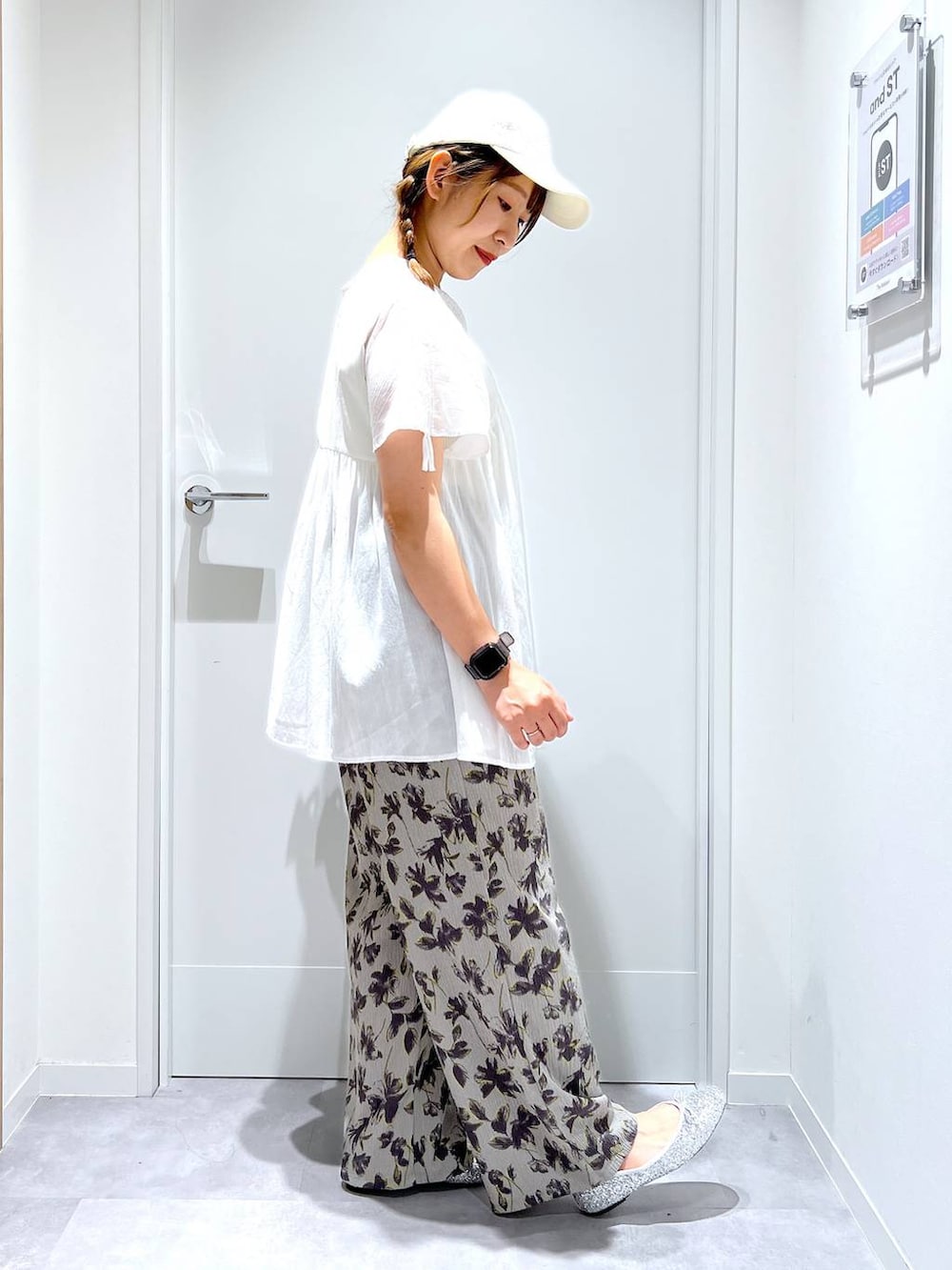「カジュアル、リラックス、体型カバー、GLOBAL WORK、まちがいない服_GLOBAL WORK、夏コーデ、ゆったり、ブラウス、ワイドパンツ」｜「GLOBAL WORKのらくっション撥水バレエ/135873（バレエシューズ、シルバー系）」を使った、manayan0602さん（レディース・158cm）の春コーディネートの2枚目の写真
