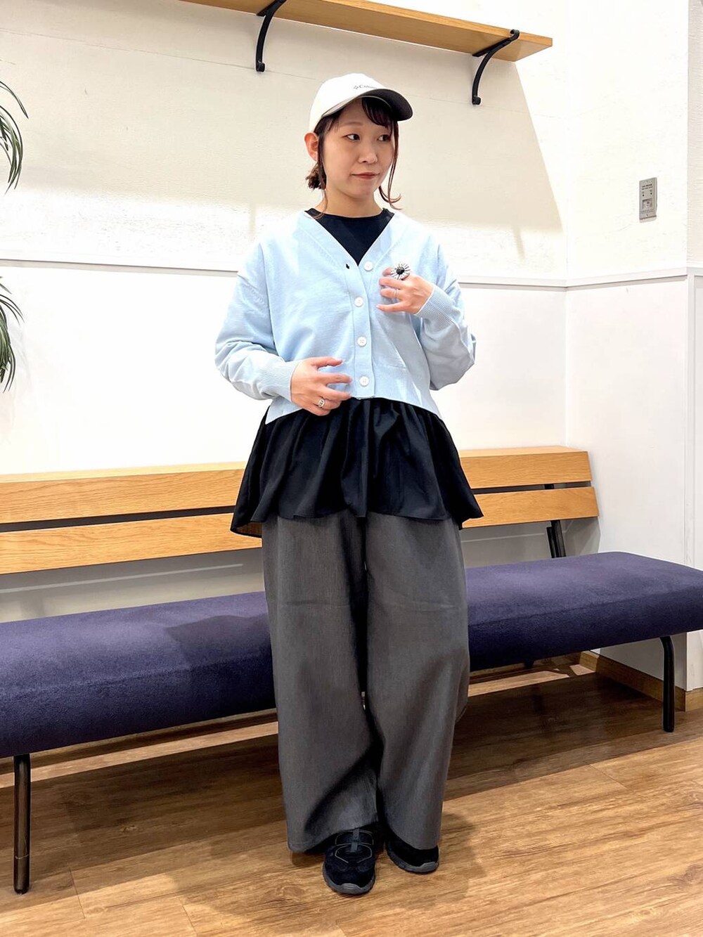 ブラック系のTシャツ/カットソー、ブルー系のカーディガン/ボレロ、グレー系のその他パンツを着用したレディースの春コーディネートの5枚目の写真