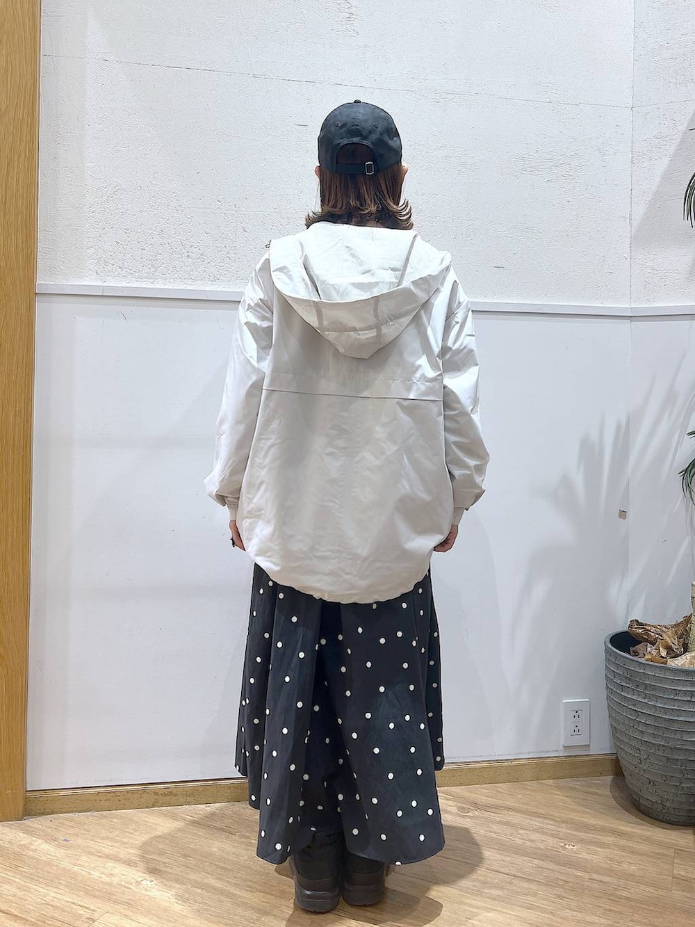 ホワイト系のスウェット、ベージュ系のマウンテンパーカー、その他のスカートを着用したレディースの冬コーディネートの3枚目の写真