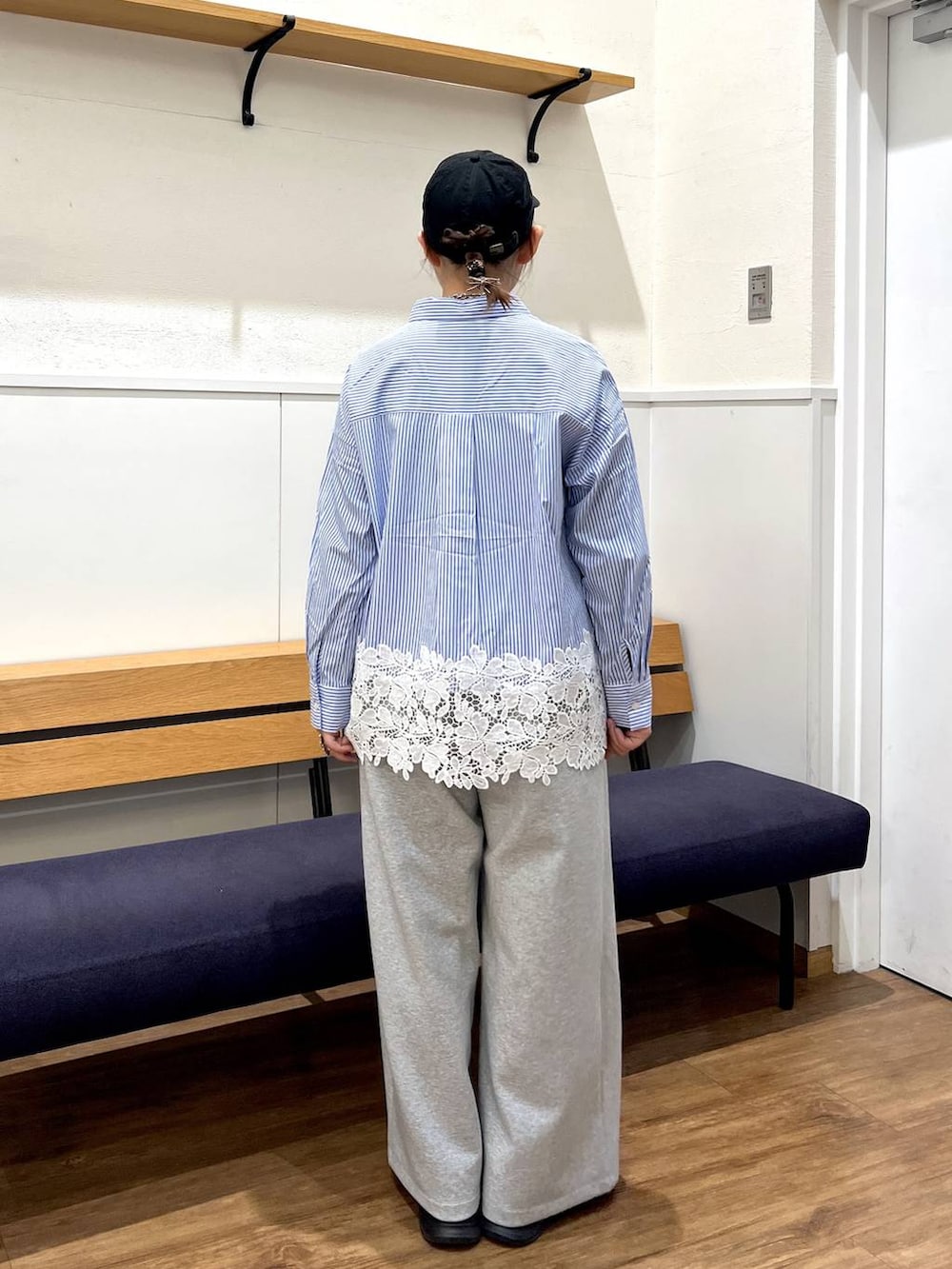 グレー系のスウェットパンツ、ブルー系のシャツ/ブラウスを着用したレディースの春コーディネートの3枚目の写真