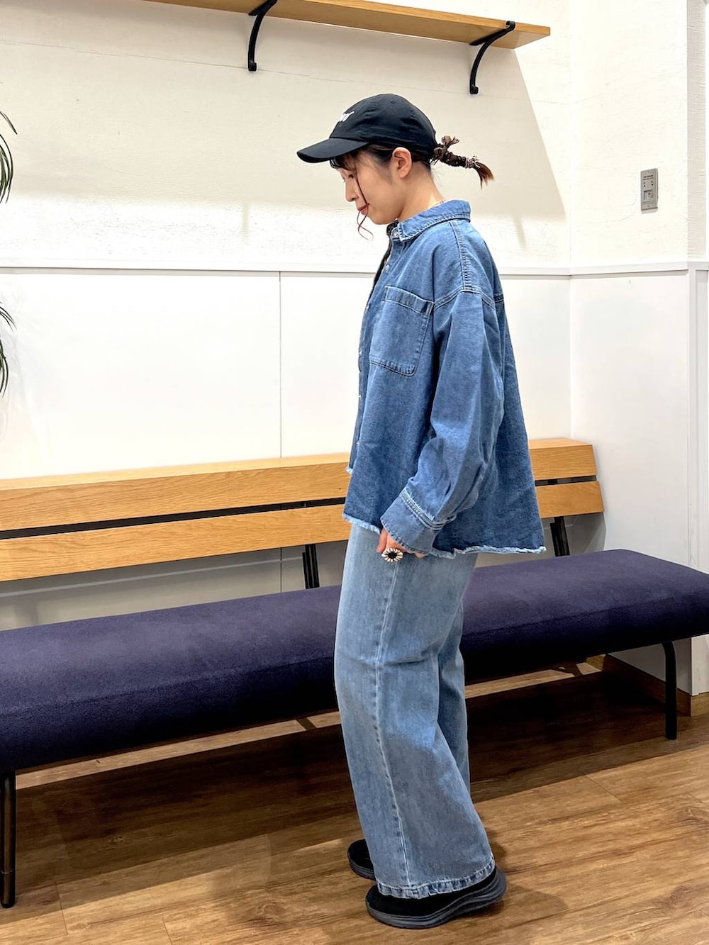 ブルー系のデニムパンツ、ブルー系のシャツ/ブラウス、グレー系のタンクトップを着用したレディースの春コーディネートの2枚目の写真