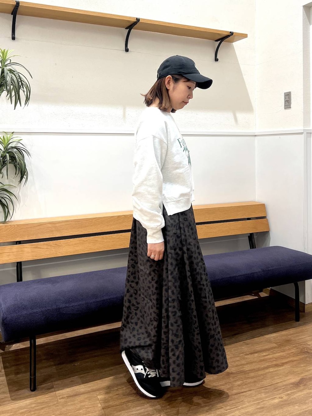 グレー系のスウェット、その他のスカートを着用したレディースの春コーディネートの2枚目の写真