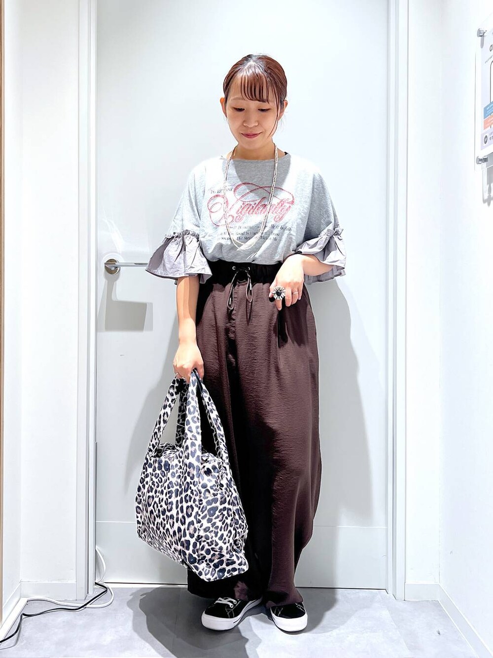 その他のトートバッグ、ブラウン系のその他パンツ、グレー系のTシャツ/カットソーを着用したレディースの夏コーディネートの5枚目の写真