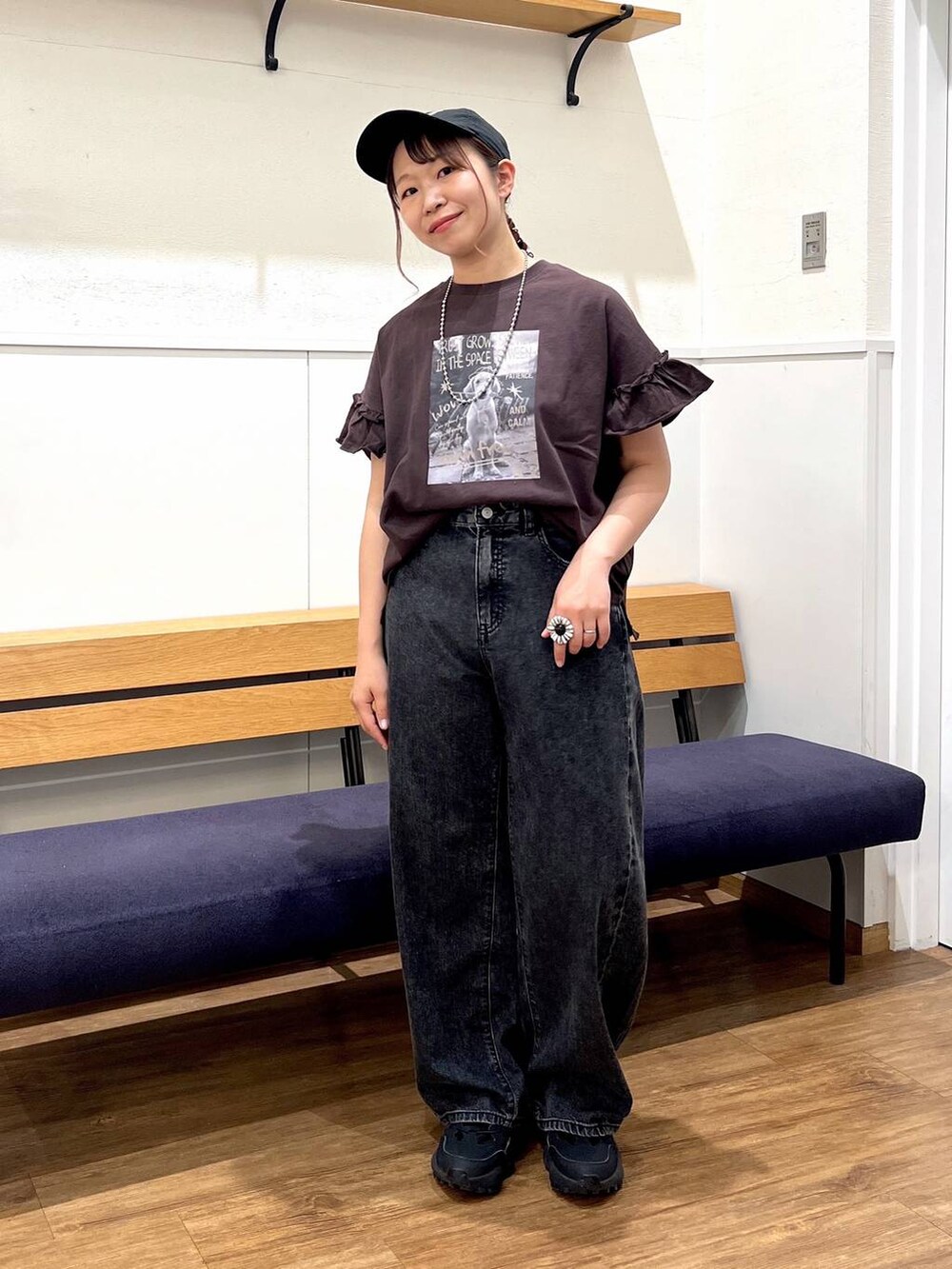 ブラック系のデニムパンツ、ブラウン系のTシャツ/カットソーを着用したレディースの春コーディネートの5枚目の写真