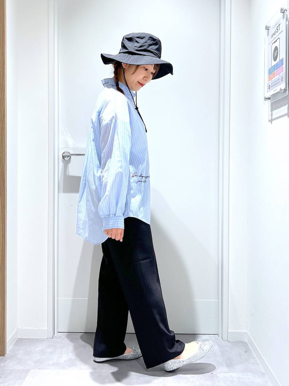 「カジュアル、リラックス、体型カバー、GLOBAL WORK、まちがいない服_GLOBAL WORK、きれいめカジュアル、大人カジュアル、シャツ、おでかけ」｜「GLOBAL WORKのらくっション撥水バレエ/135873（バレエシューズ、シルバー系）」を使った、manayan0602さん（レディース・158cm）の春コーディネートの2枚目の写真