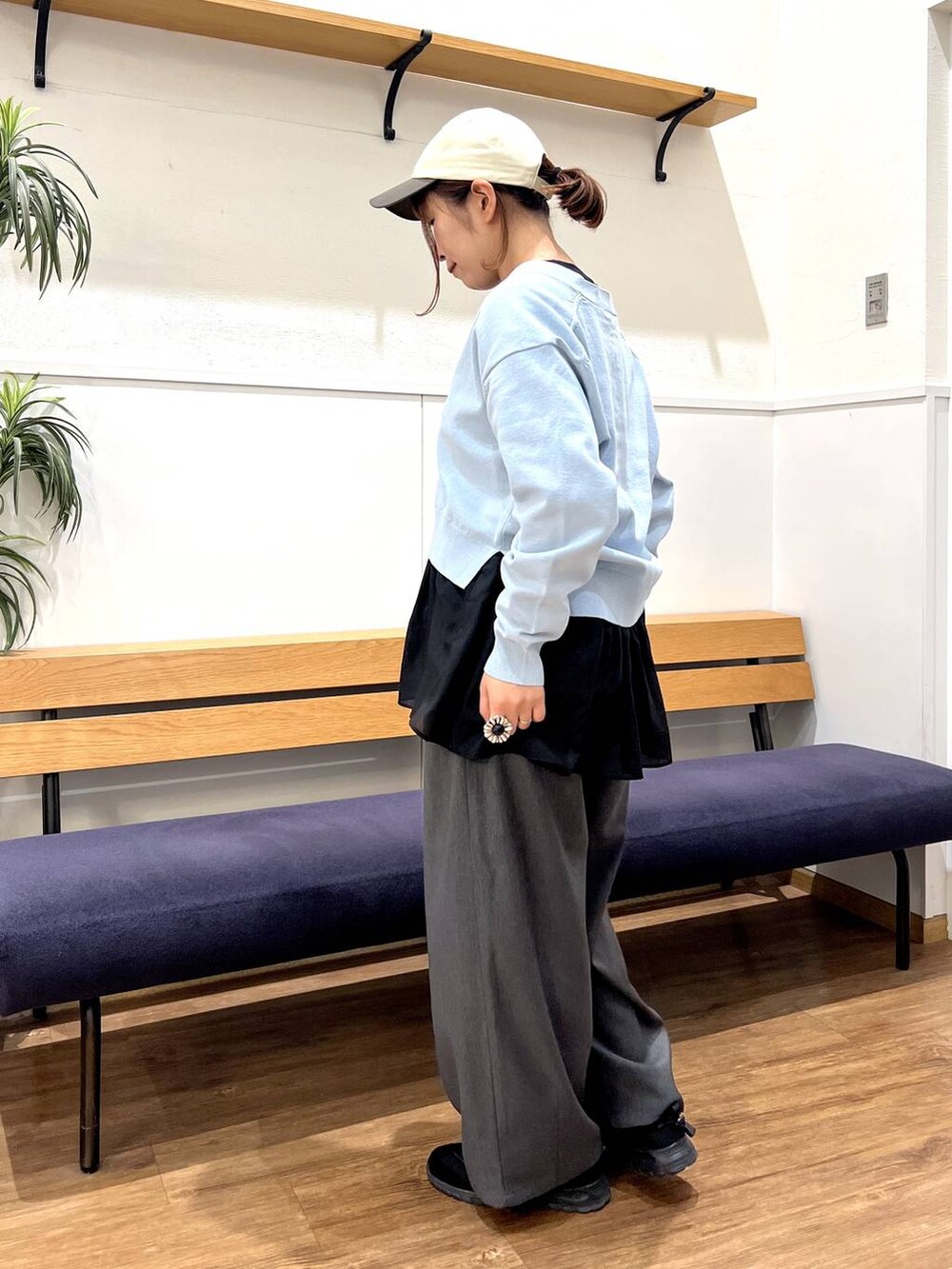 ブラック系のTシャツ/カットソー、ブルー系のカーディガン/ボレロ、グレー系のその他パンツを着用したレディースの春コーディネートの4枚目の写真